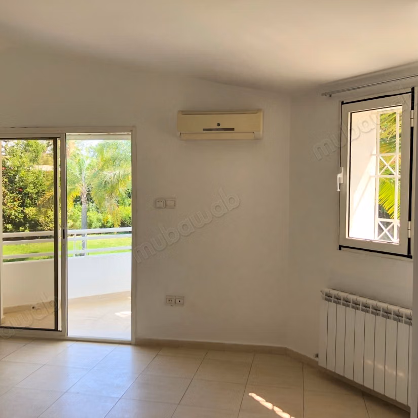 Villa con piscina e bel giardino in affitto