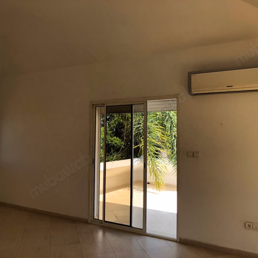 Villa con piscina e bel giardino in affitto
