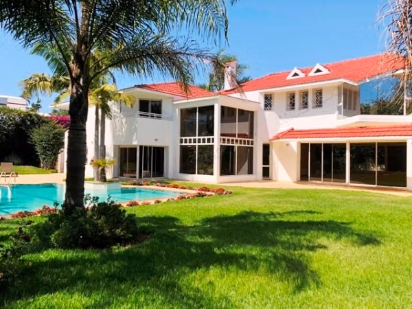 Villa con piscina y hermoso jardín en alquiler