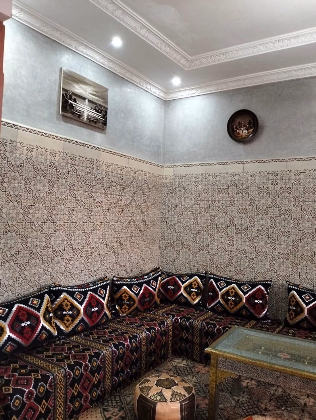 Maison à louer à Route de l'Ourika. 
3 chambres agréables. 
Bien meublé