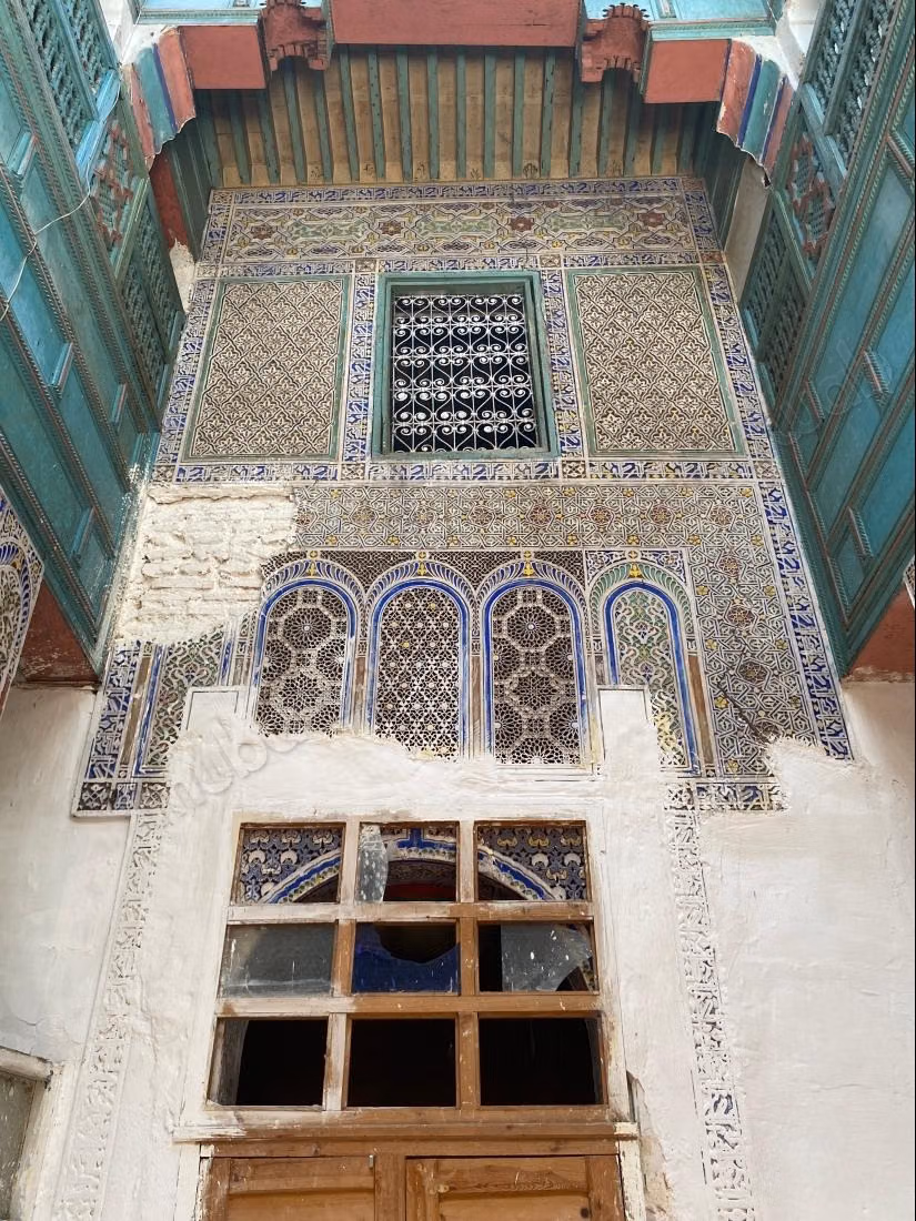 Dar traditionnelle et colorée à vendre avec 8 chambres
