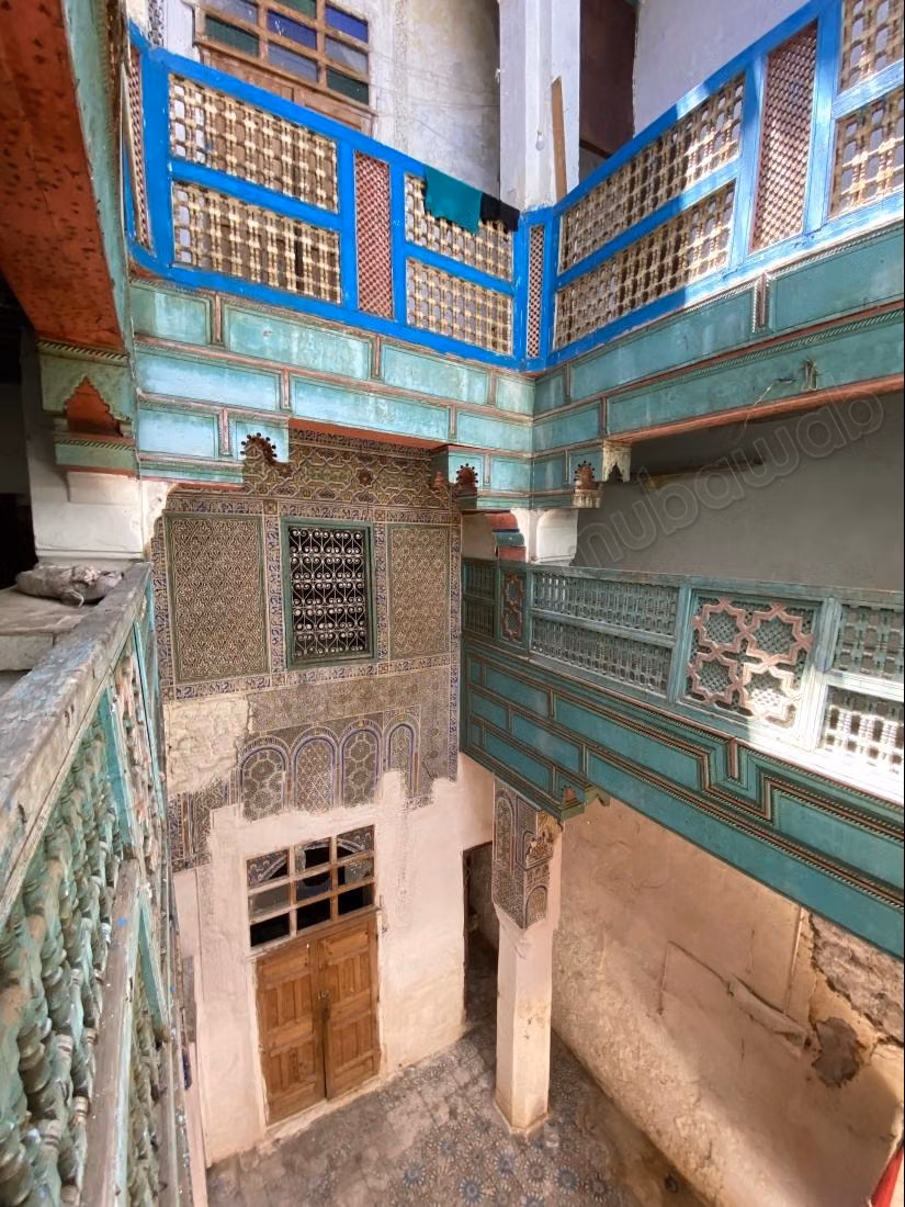 Dar traditionnelle et colorée à vendre avec 8 chambres