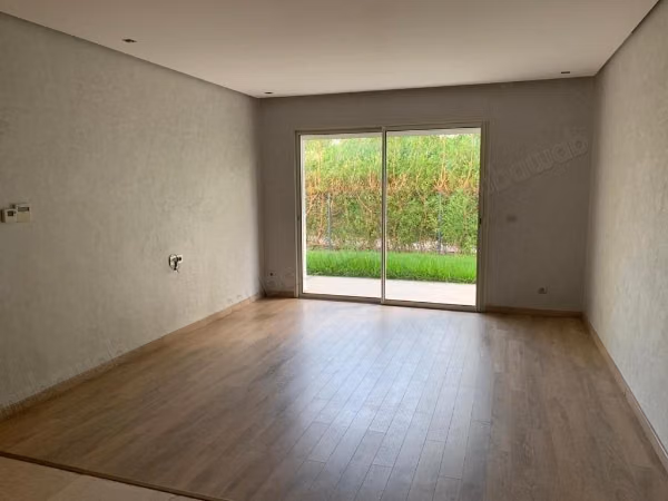 Beau rez de jardin vide