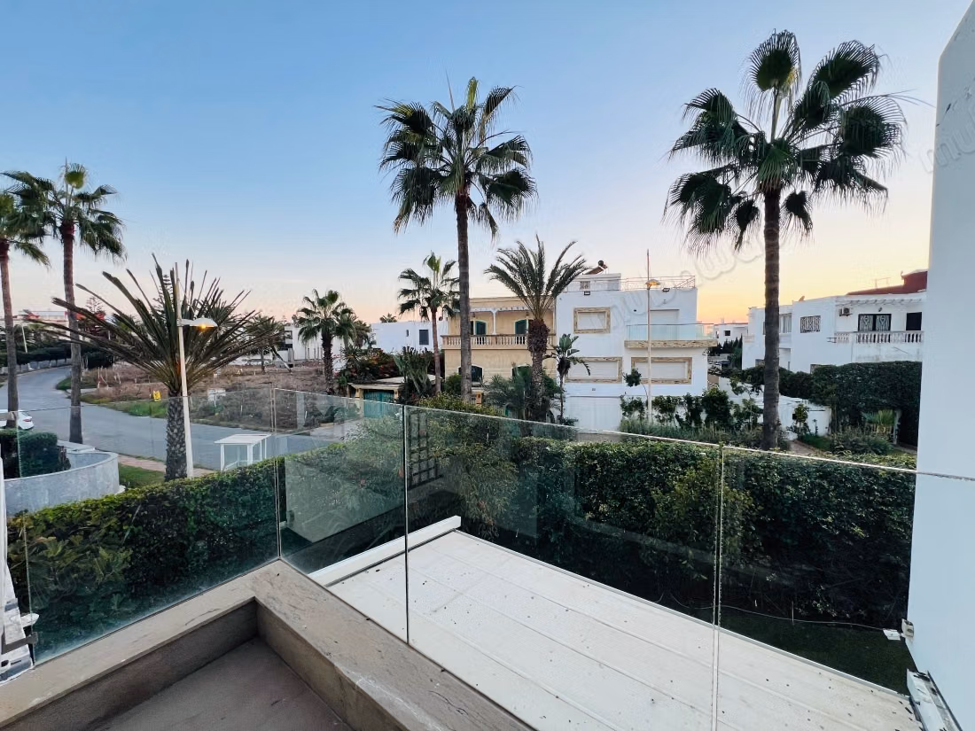 Casa de alto standing en venta en Dar Bouazza. 2 grandes habitaciones. Amueblado