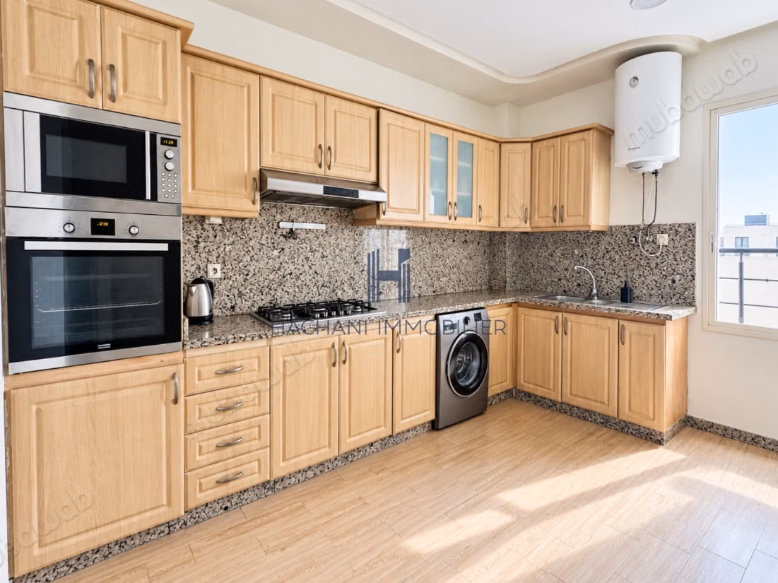 Superbe appartement à louer à Bourgogne Ouest. 
4 pièces confortables. 
Meublé