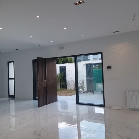 Villa for rent by the lake with garden and pool