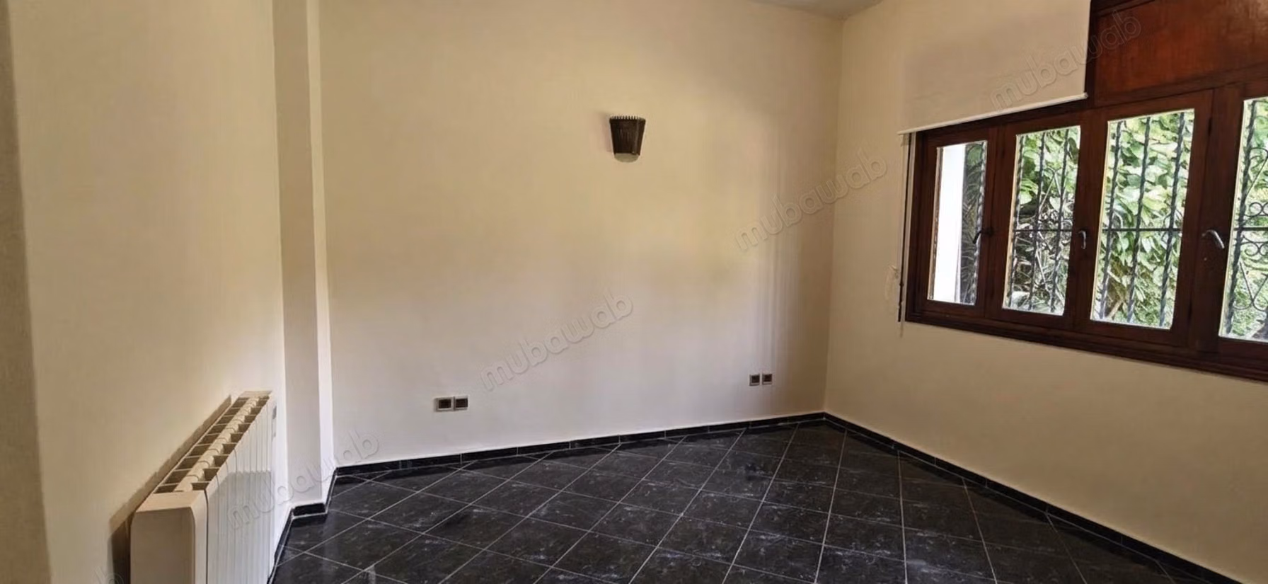 Location villa de haut standing à Souissi. 
Surface de 600 m². 
Jardin et terrasse