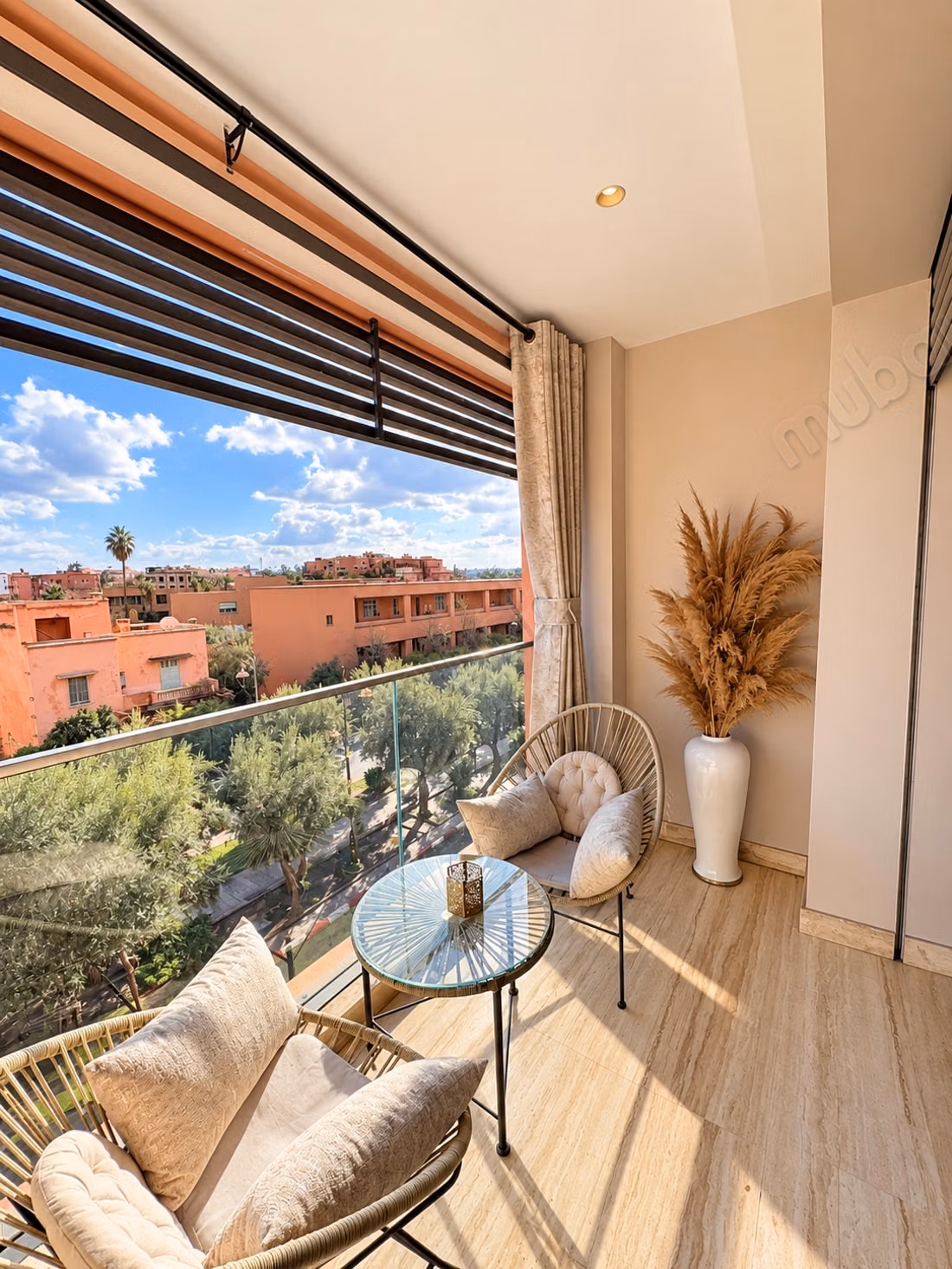 Mooi hedendaags appartement goed ingericht in Hivernage