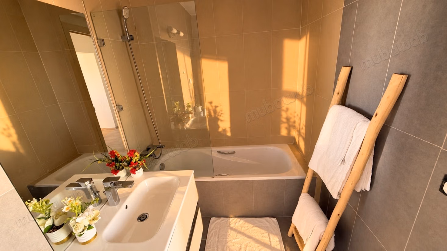 Location d'un appartement à Taghazout. 3 chambres agréables. Salon traditionnel marocain, résidence sécurisée