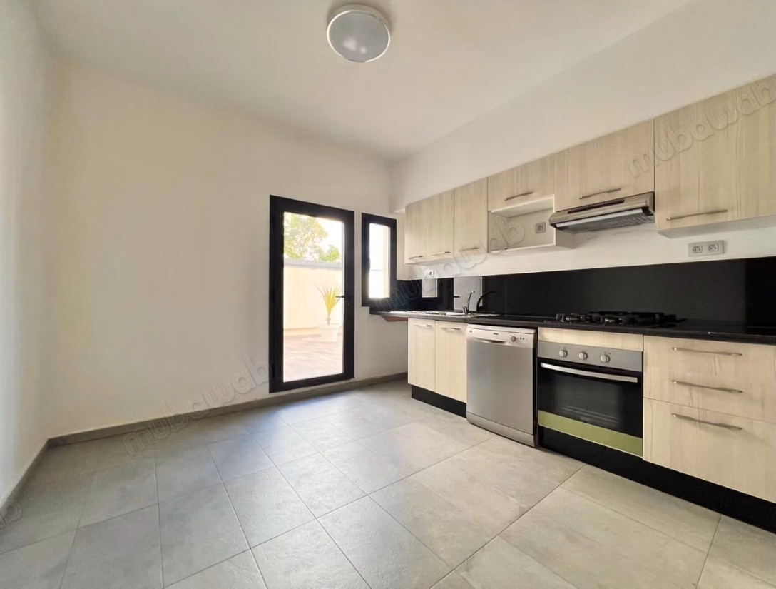 Superbe appartement à louer à Oasis. 
Surface de 230 m². 
Places de parking et terrasse
