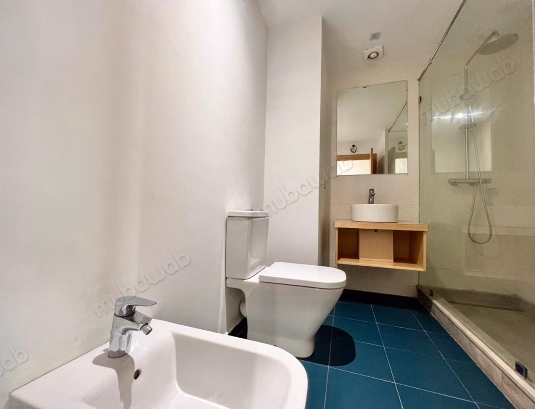 Superbe appartement à louer à Oasis. 
Surface de 230 m². 
Places de parking et terrasse