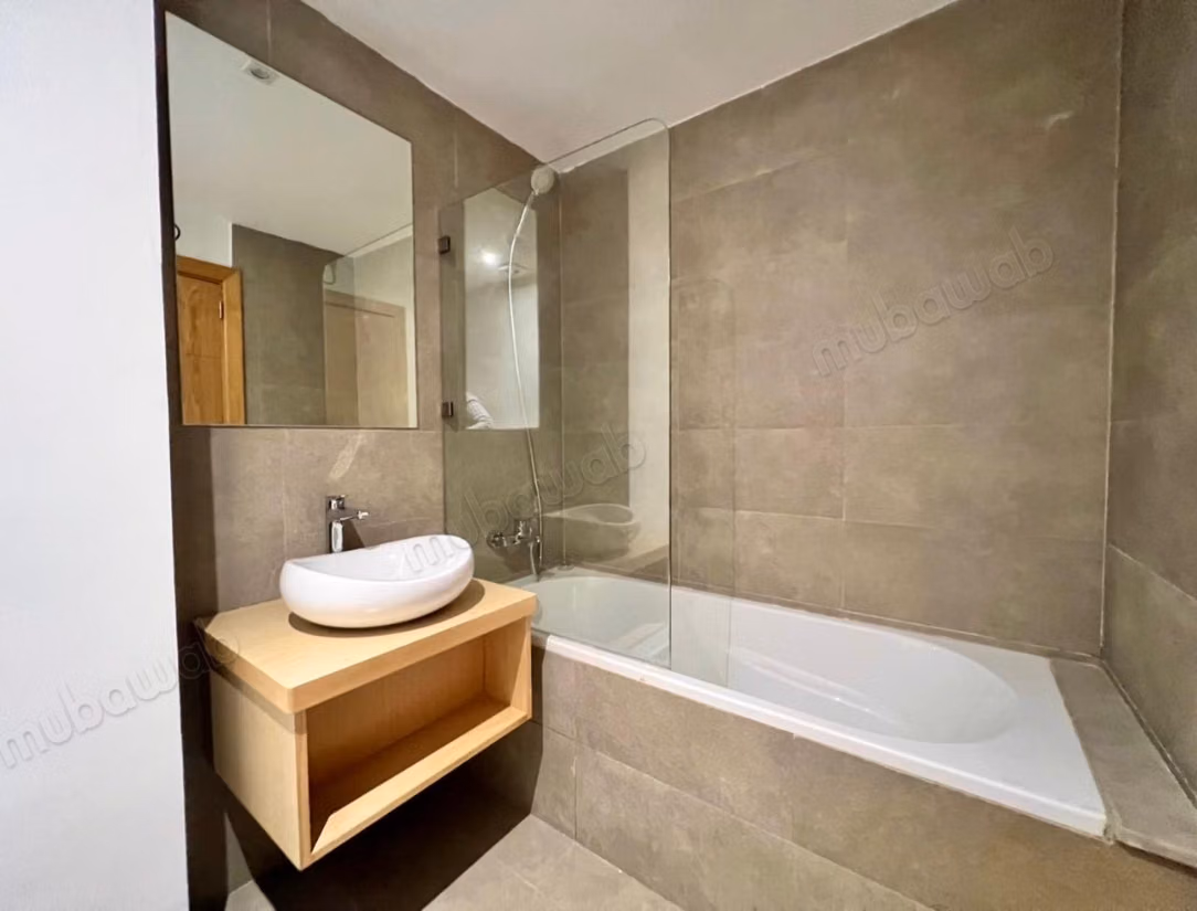 Superbe appartement à louer à Oasis. 
Surface de 230 m². 
Places de parking et terrasse