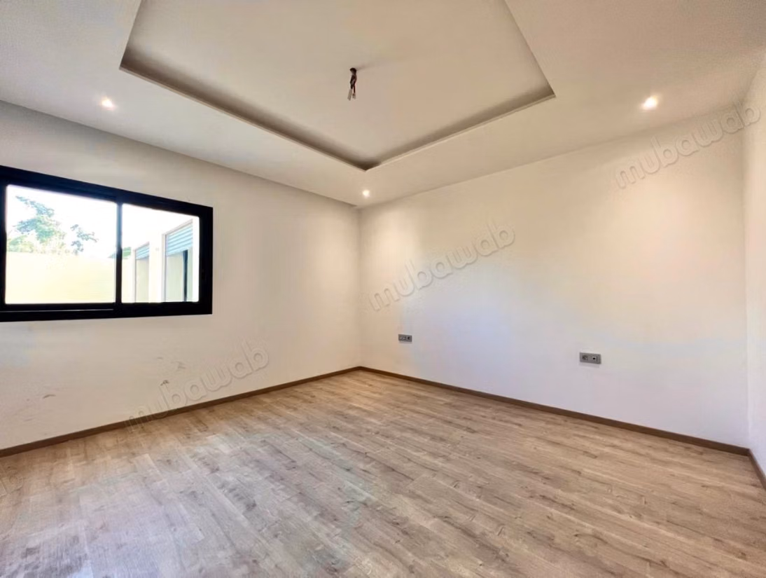 Superbe appartement à louer à Oasis. 
Surface de 230 m². 
Places de parking et terrasse