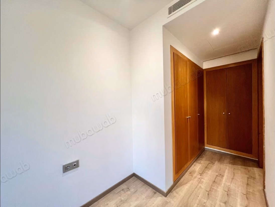 Superbe appartement à louer à Oasis. 
Surface de 230 m². 
Places de parking et terrasse