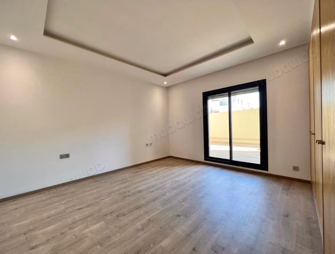 Superbe appartement à louer à Oasis. 
Surface de 230 m². 
Places de parking et terrasse