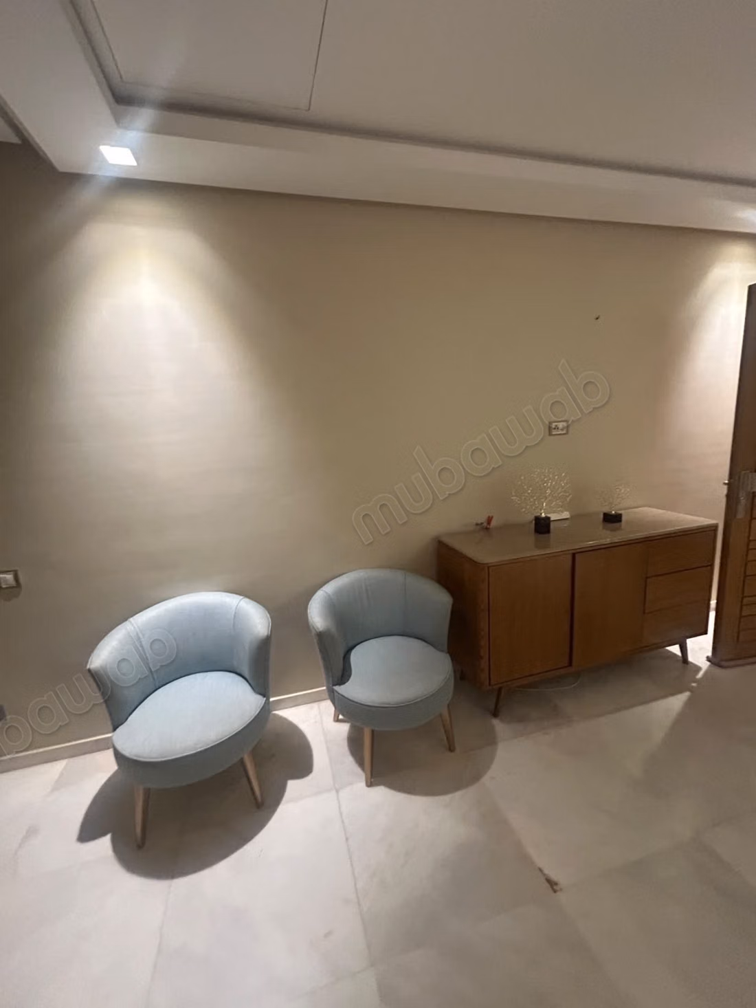 Location d'un appartement à Californie. 
3 belles chambres. 
Bien meublé
