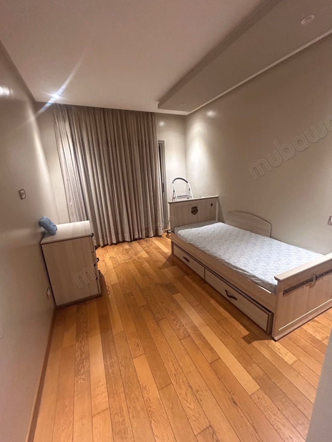 Location d'un appartement à Californie. 
3 belles chambres. 
Bien meublé