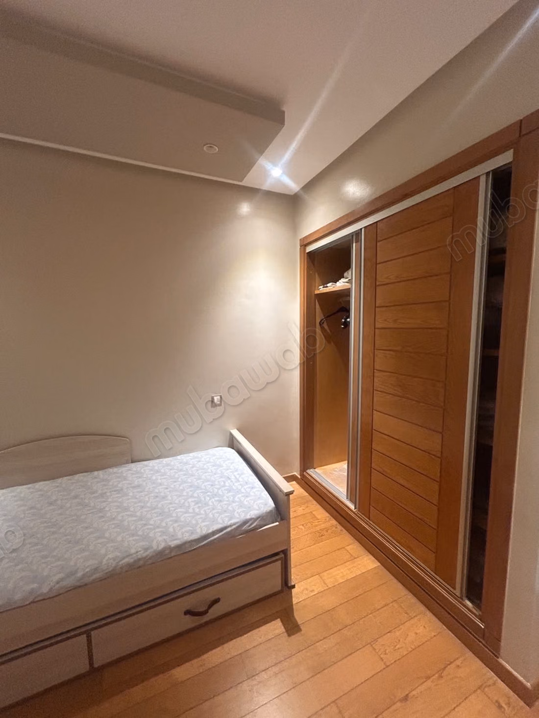 Location d'un appartement à Californie. 
3 belles chambres. 
Bien meublé