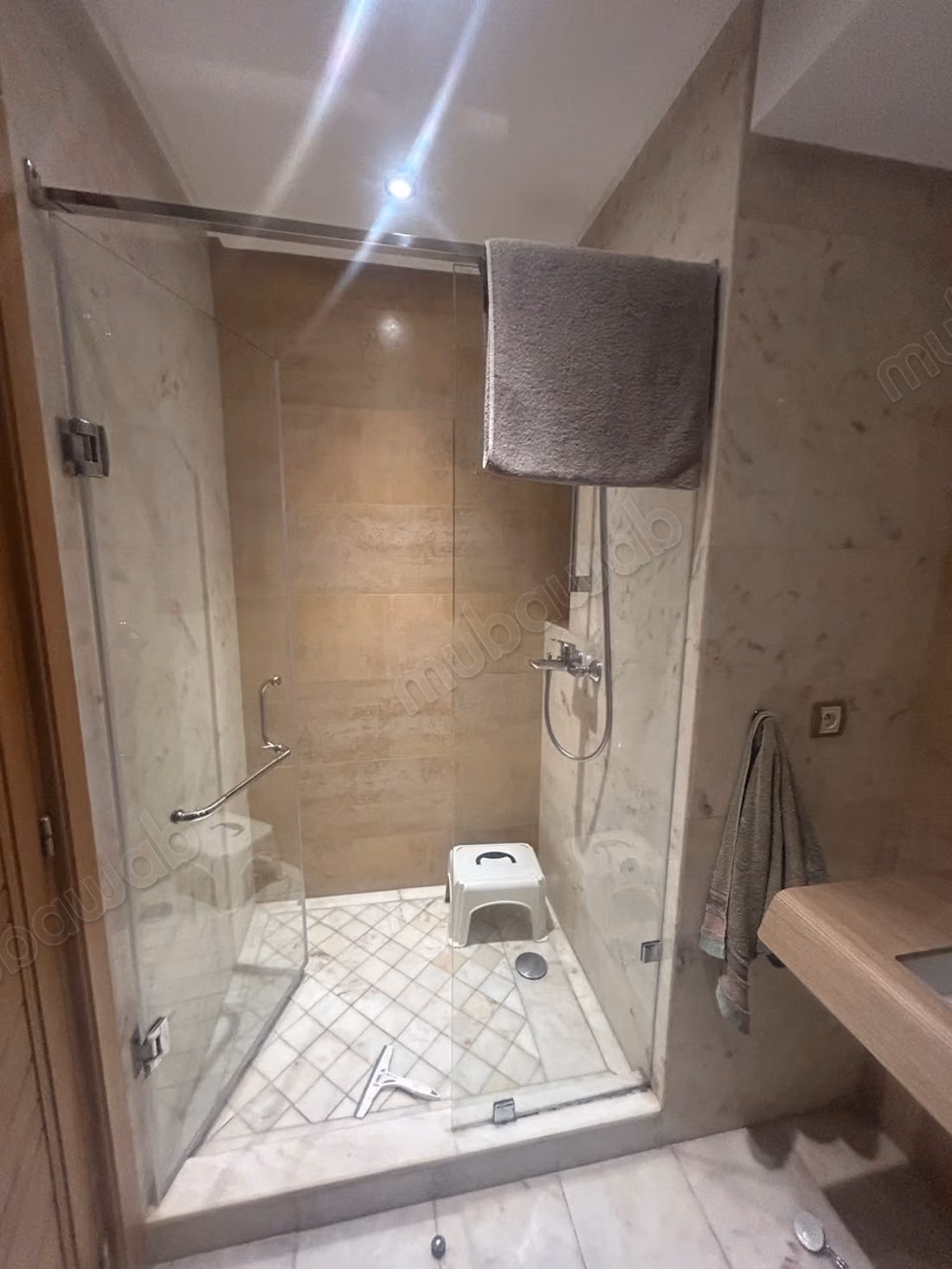 Location d'un appartement à Californie. 
3 belles chambres. 
Bien meublé