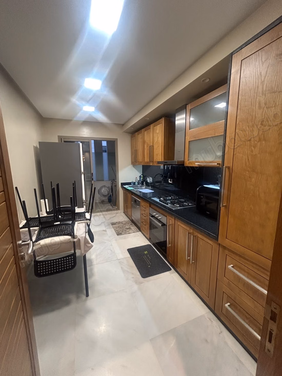 Location d'un appartement à Californie. 
3 belles chambres. 
Bien meublé