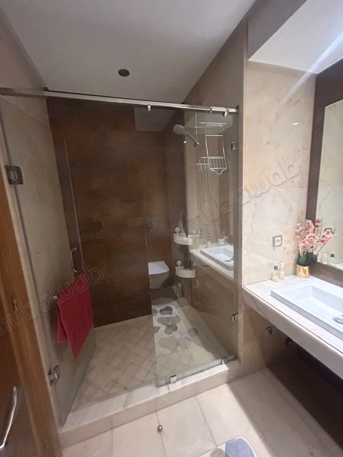 Location d'un appartement à Californie. 
3 belles chambres. 
Bien meublé