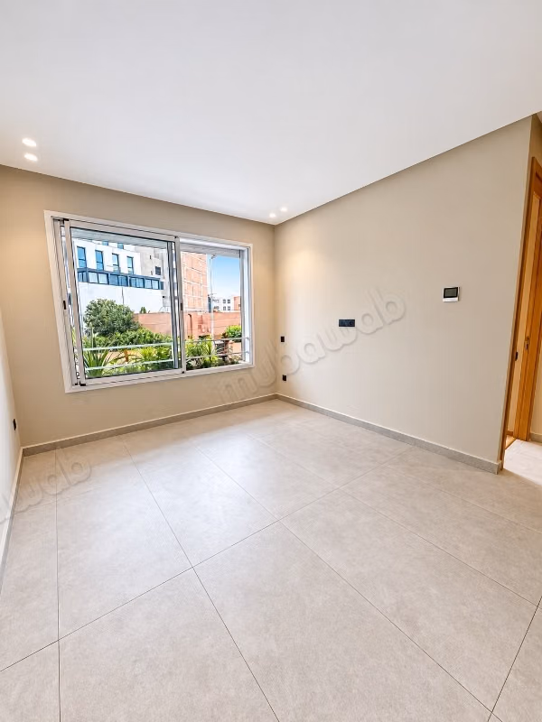 Estudio luminoso de 35 m² con parking y box – Oasis