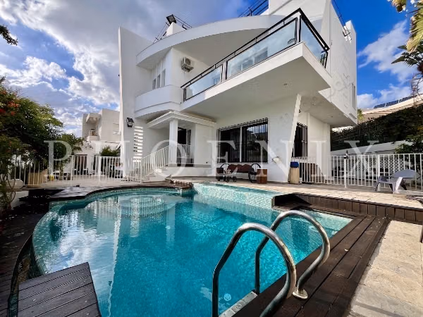 S4 Villa with pool at Lake 2