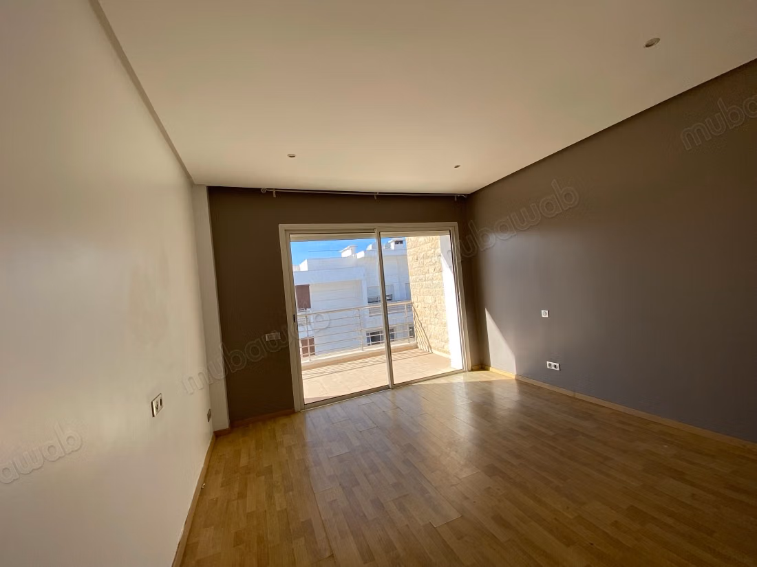 Location d'un appartement à Riyad. 
4 pièces confortables. 
Parking et ascenseur