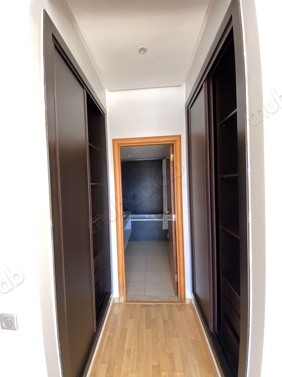 Location d'un appartement à Riyad. 
4 pièces confortables. 
Parking et ascenseur