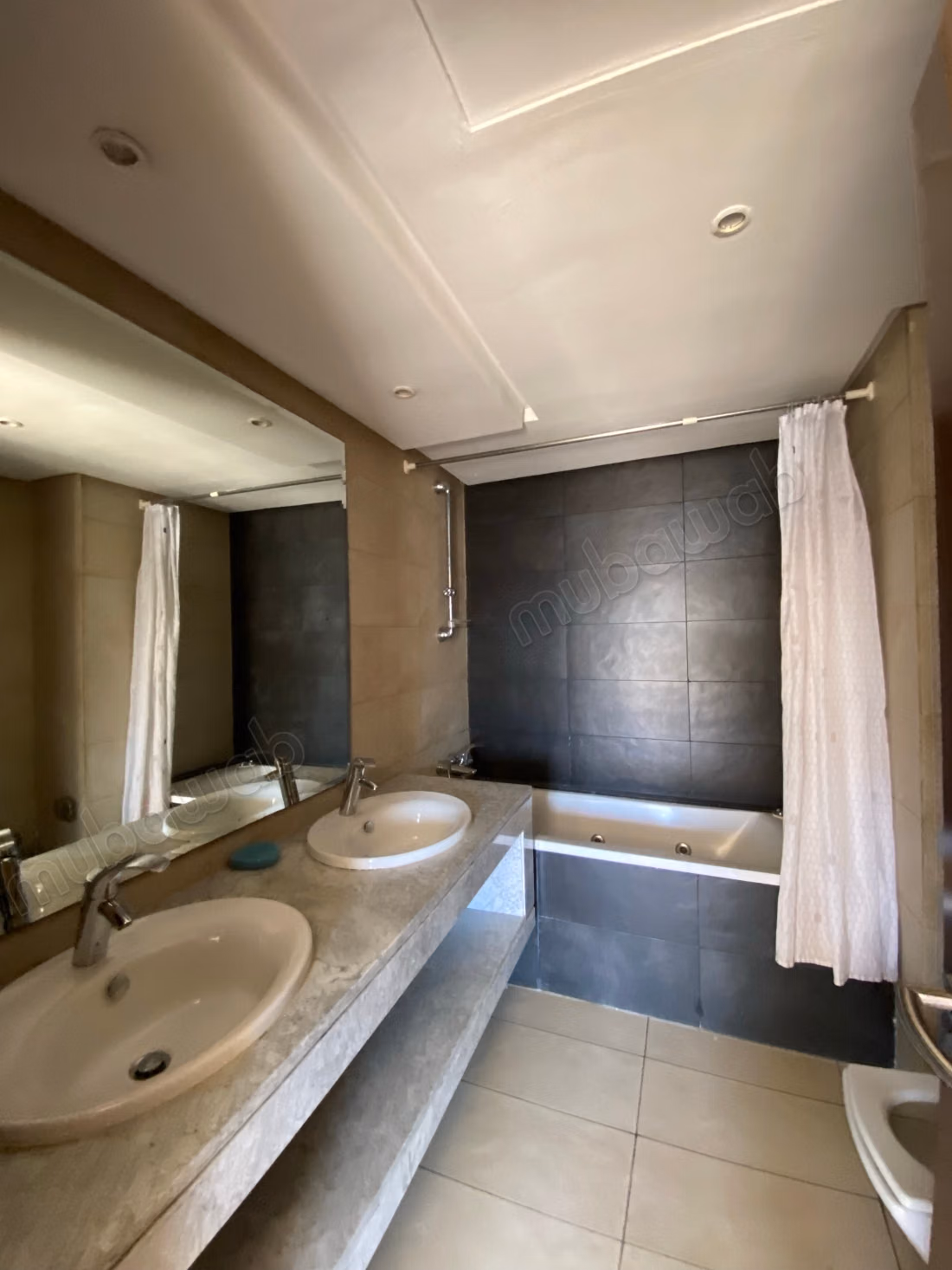 Location d'un appartement à Riyad. 
4 pièces confortables. 
Parking et ascenseur