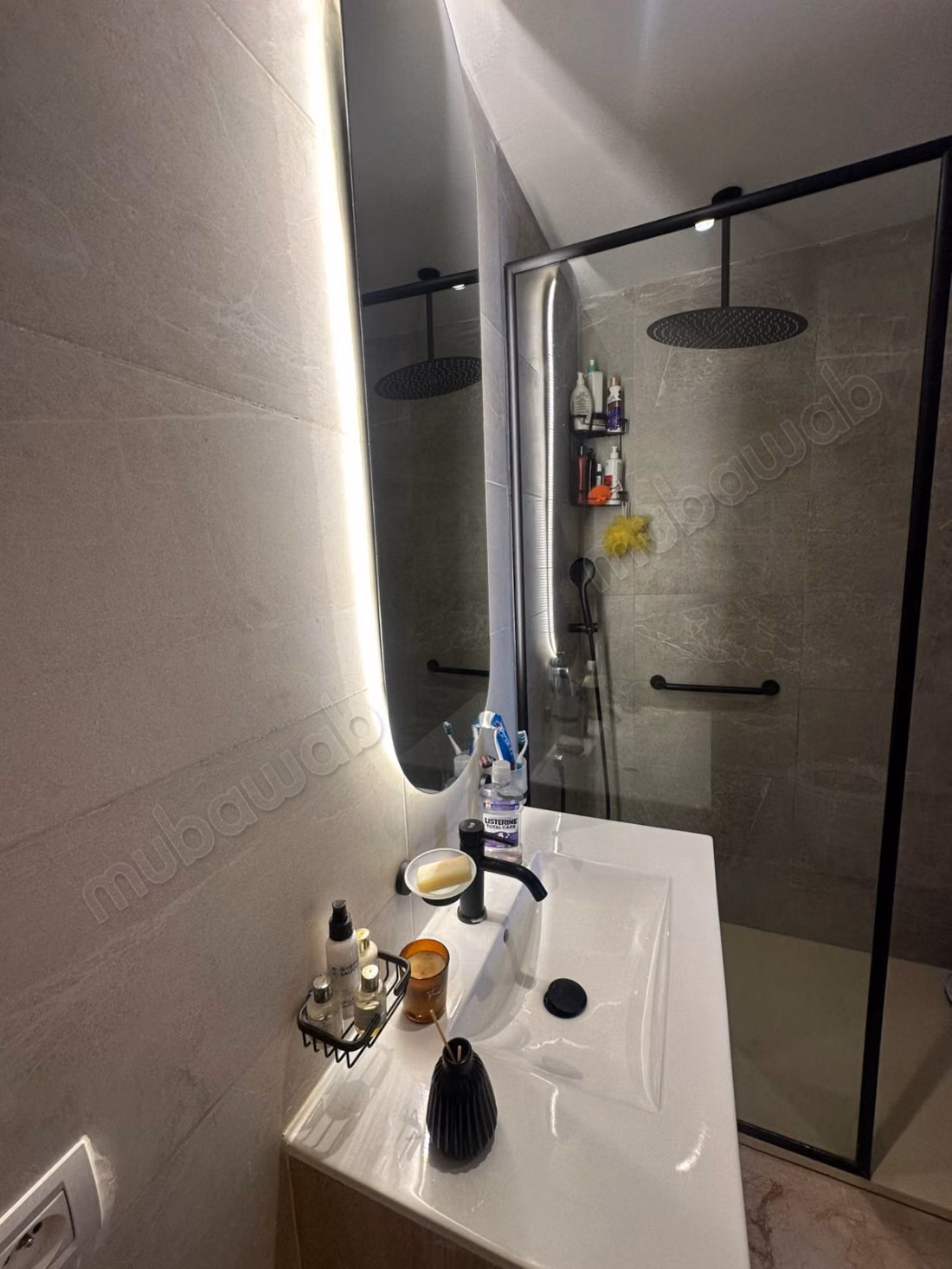 Bel appartement en location à Californie. 
Surface totale 75 m². 
Fenêtres double vitrage et chauffage central