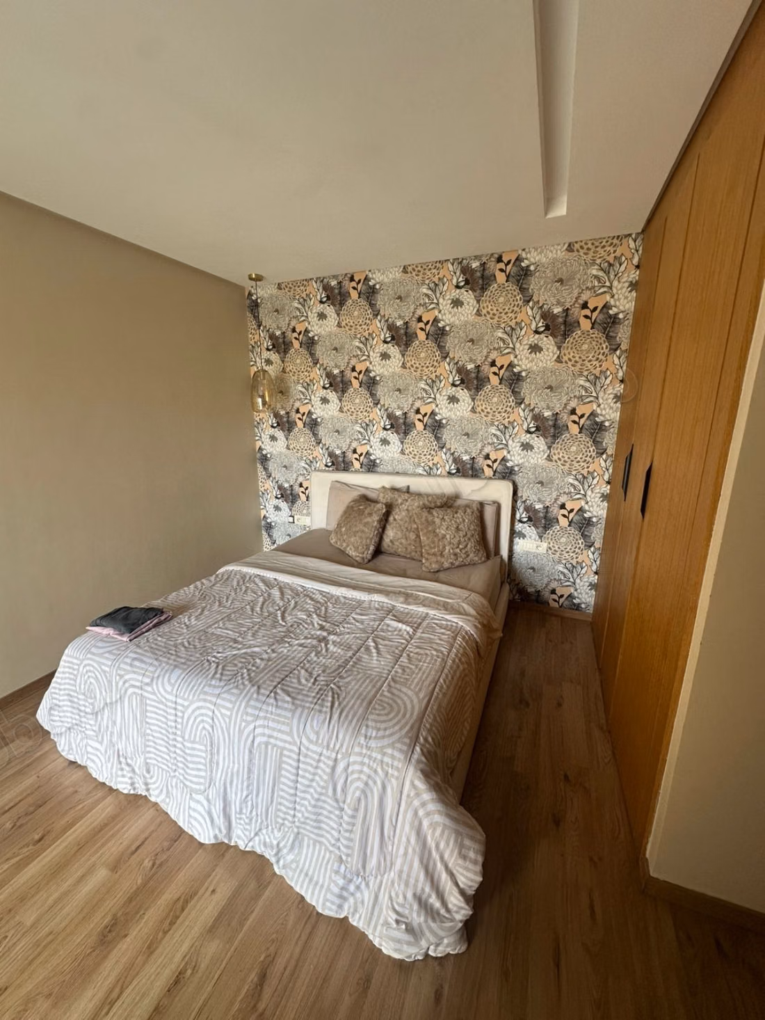 Bel appartement en location à Californie. 
Surface totale 75 m². 
Fenêtres double vitrage et chauffage central