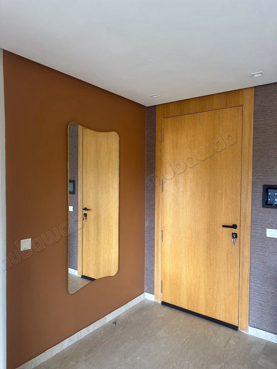 Bel appartement en location à Californie. 
Surface totale 75 m². 
Fenêtres double vitrage et chauffage central