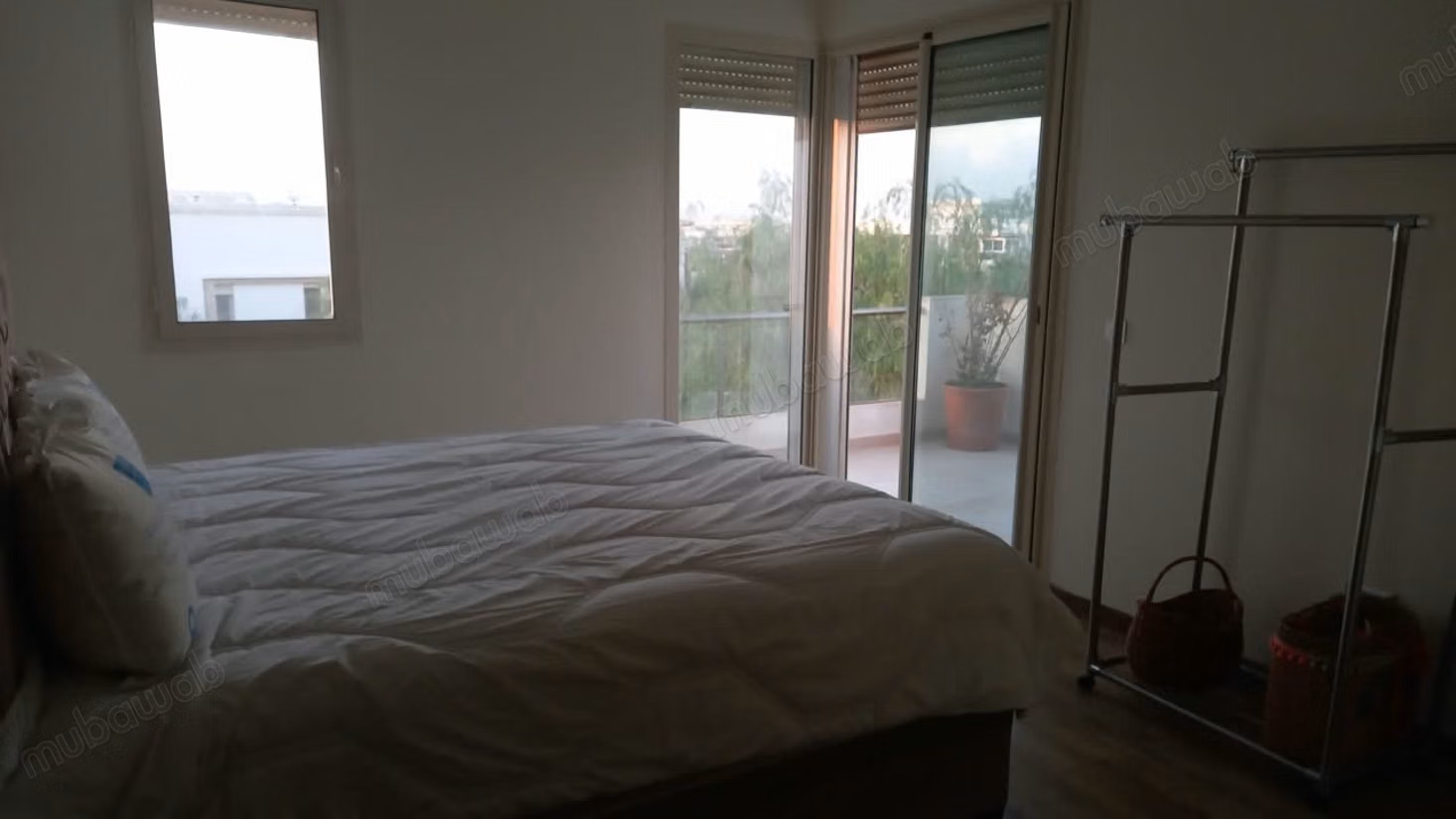 Superbe appartement à vendre à Ville Verte. 4 chambres. Tout confort avec cheminée et climatisation