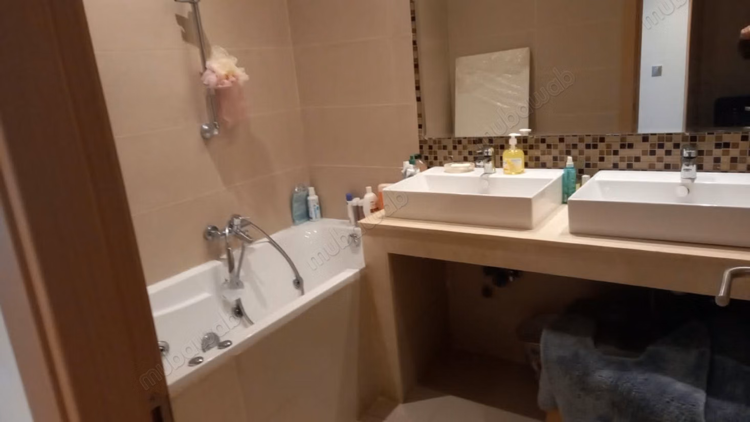 Superbe appartement à vendre à Ville Verte. 4 chambres. Tout confort avec cheminée et climatisation