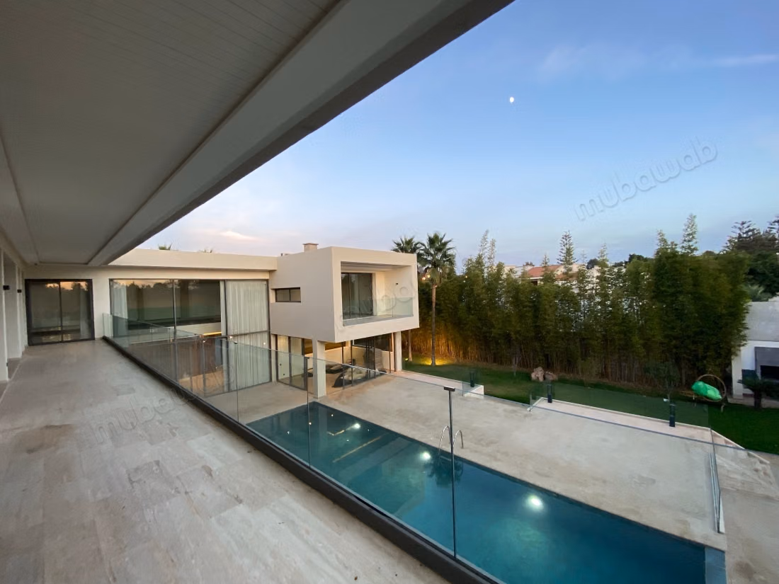 Location villa de haut standing à Quartier Des Ambassades. 
9 grandes pièces. 
Terrasse et ascenseur