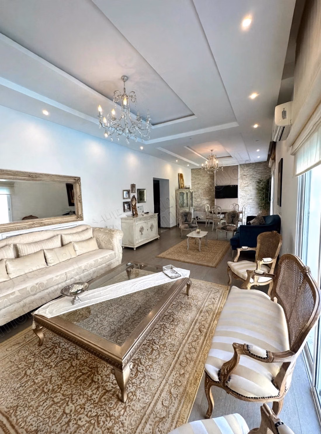 Luxurious villa for sale in Megrine Coteau. 4 bedrooms. With elevator and terrace.