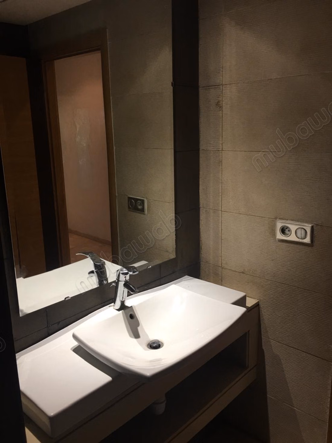 Rez de jardin en location à Riyad. 3 pièces. Ascenseur et terrasse