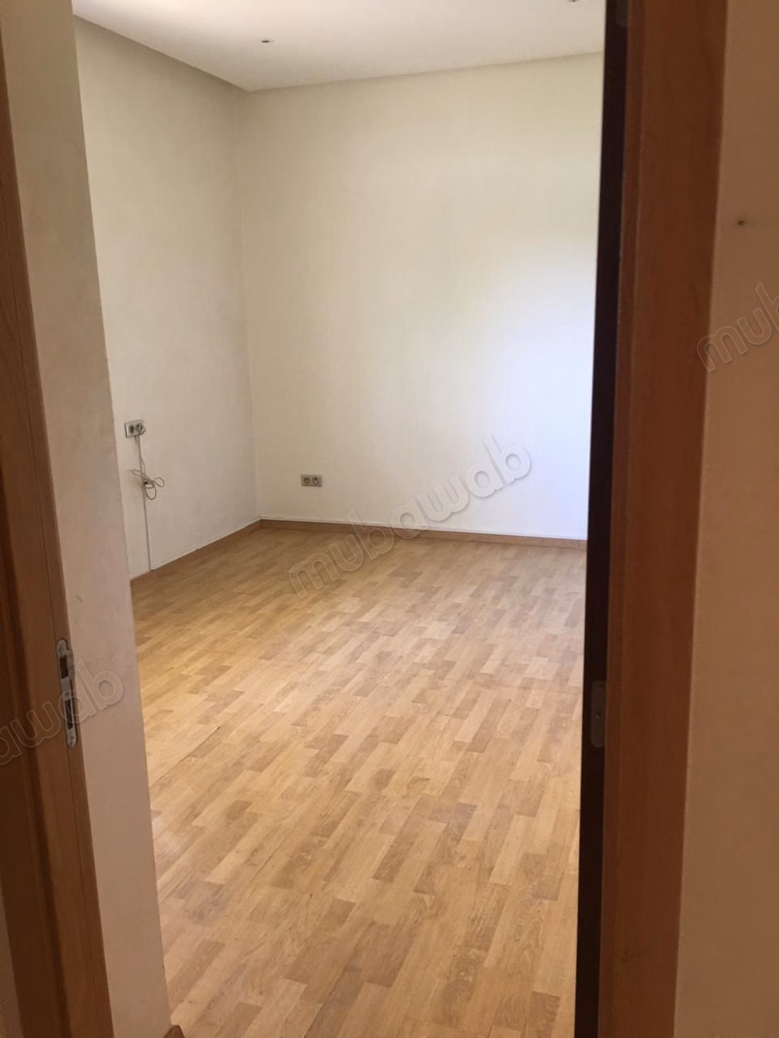 Rez de jardin en location à Riyad. 3 pièces. Ascenseur et terrasse