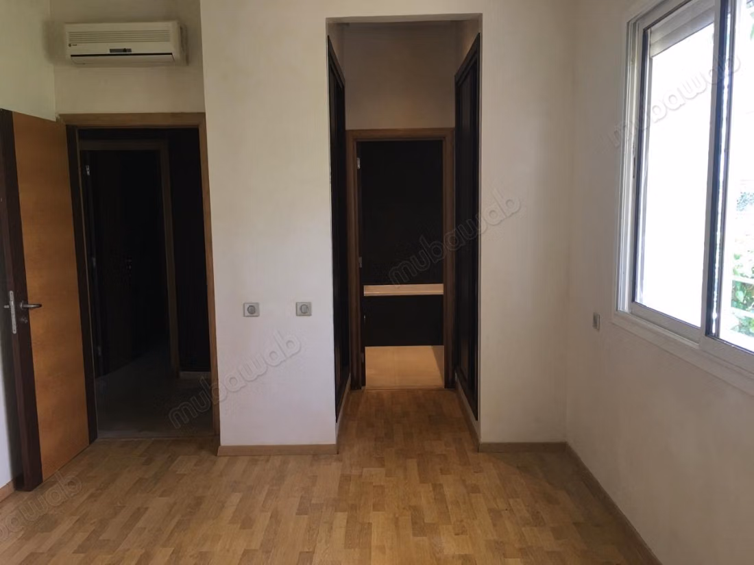 Rez de jardin en location à Riyad. 3 pièces. Ascenseur et terrasse
