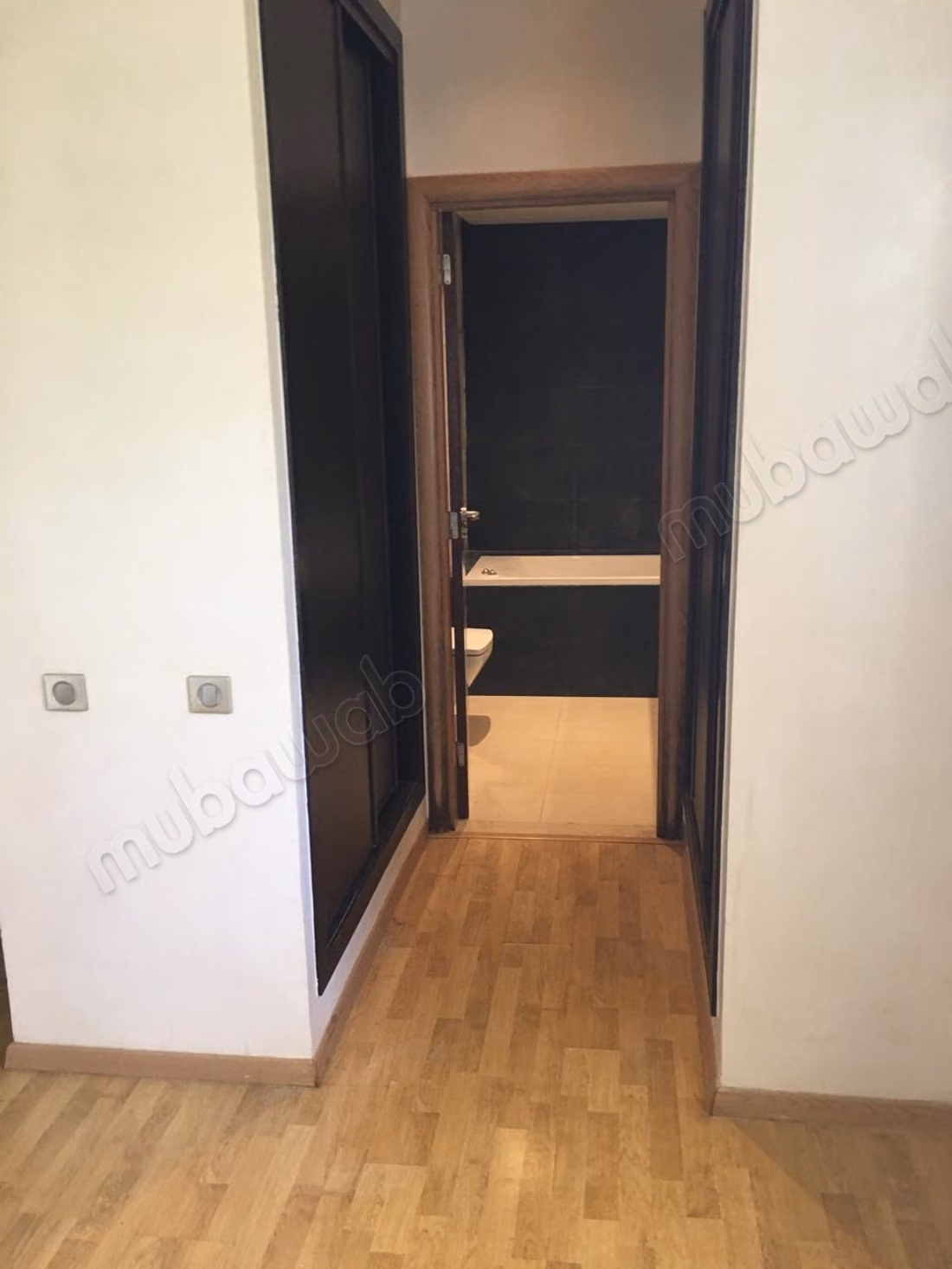 Rez de jardin en location à Riyad. 3 pièces. Ascenseur et terrasse