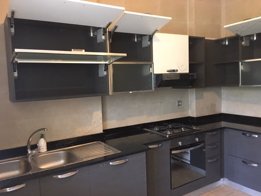 Rez de jardin en location à Riyad. 3 pièces. Ascenseur et terrasse
