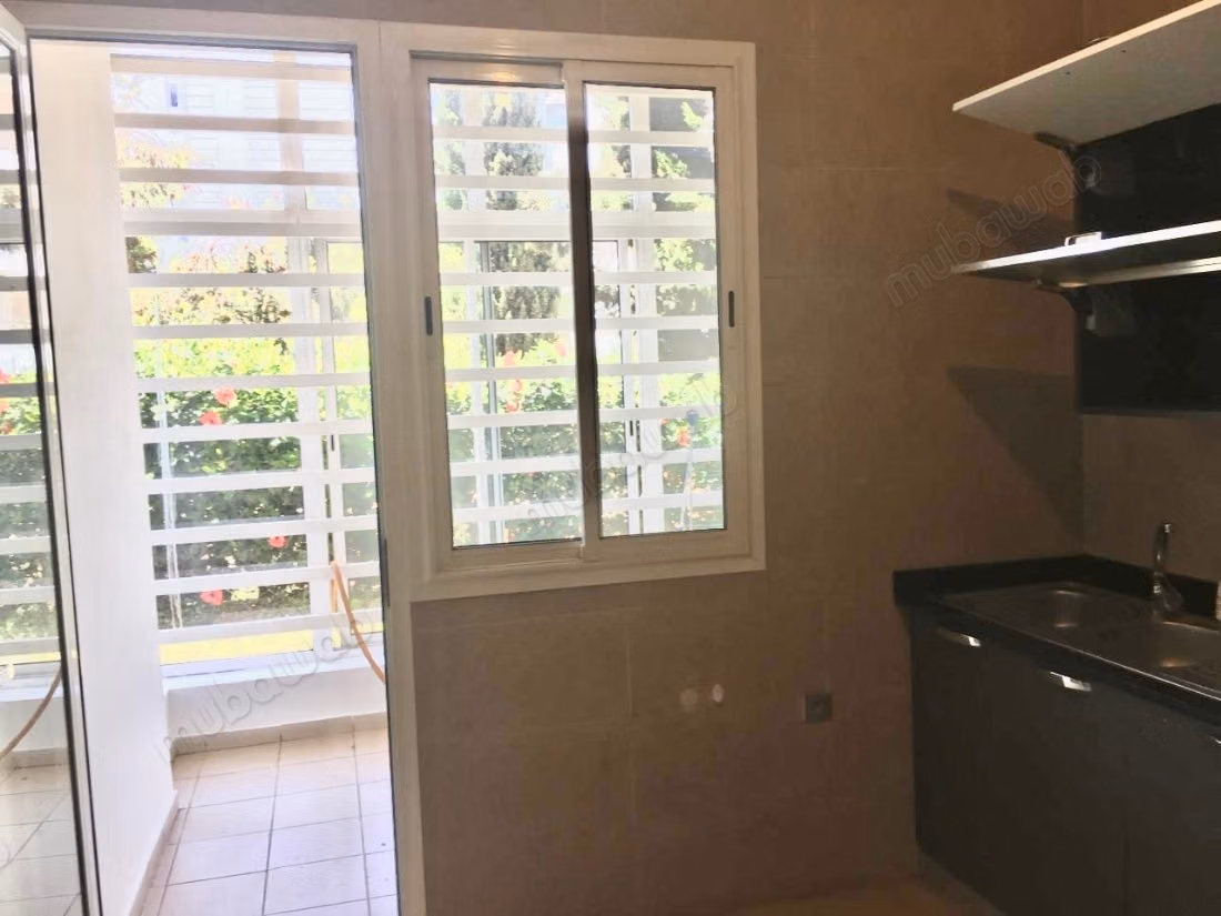 Rez de jardin en location à Riyad. 3 pièces. Ascenseur et terrasse