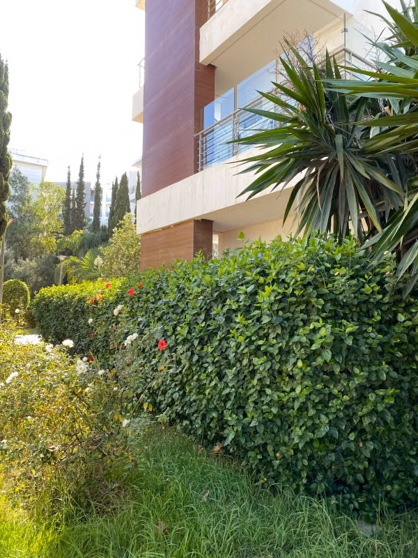 Rez de jardin en location à Riyad. 3 pièces. Ascenseur et terrasse