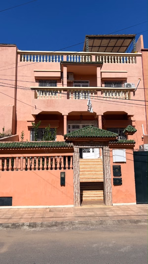 Villa à louer à Guéliz. 4 chambres. Porte blindée et résidence sécurisée