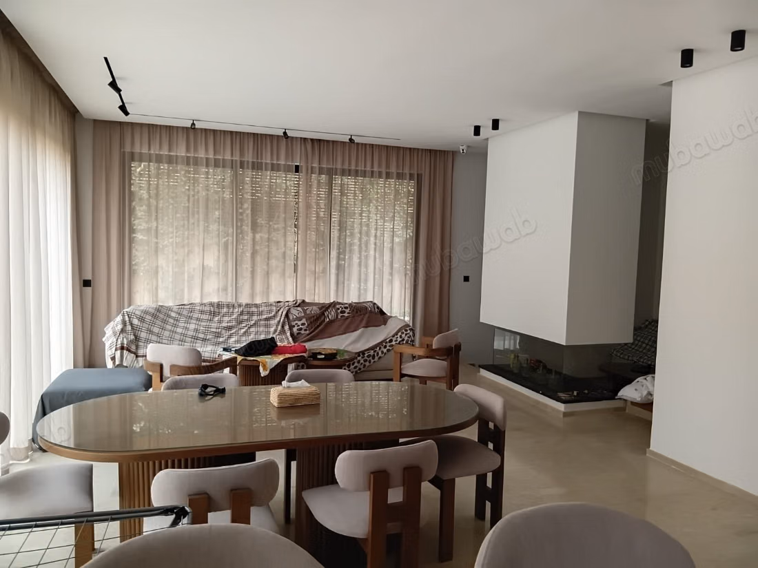 Maison de luxe à vendre à Agdal. 4 grandes pièces. Fenêtres double vitrage et chauffage central
