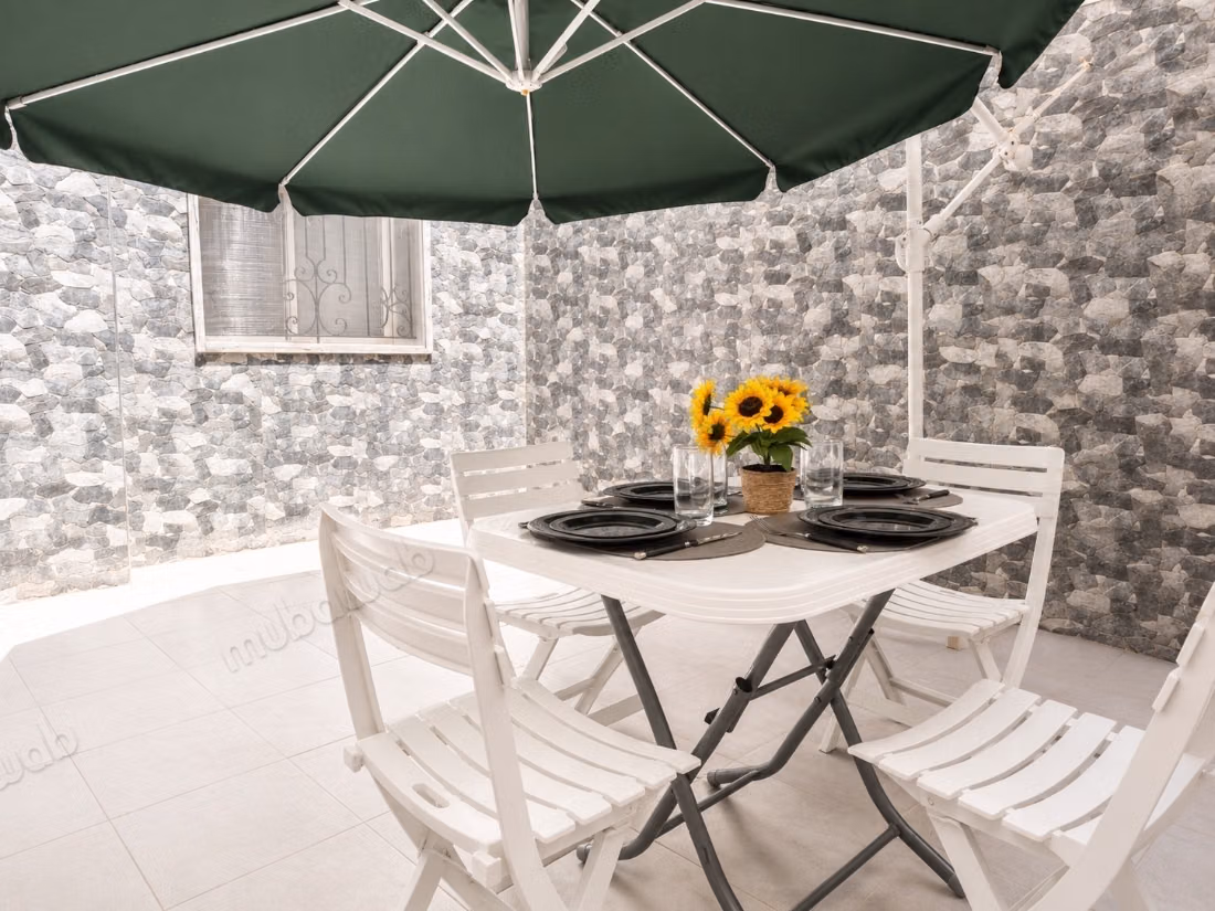Very nice apartment for rent in Oulfa. Area of 100 m². Traditional Moroccan living room, secured residence