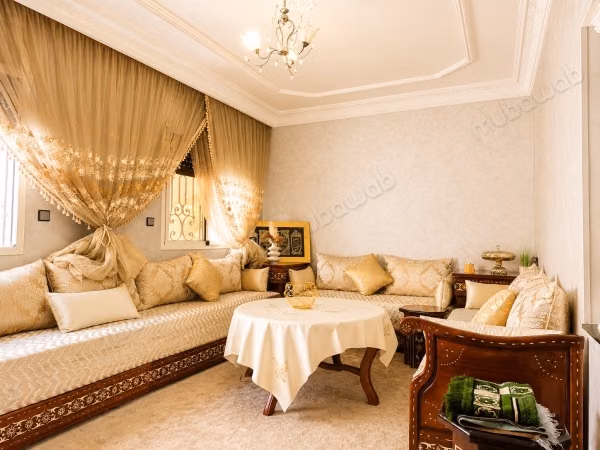 Very nice apartment for rent in Oulfa. Area of 100 m². Traditional Moroccan living room, secured residence