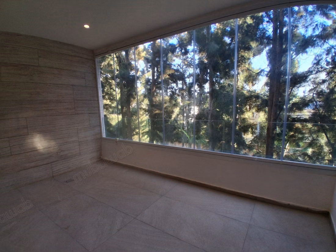 Appartement à louer à Souissi. 2 chambres. Porte blindée et résidence sécurisée