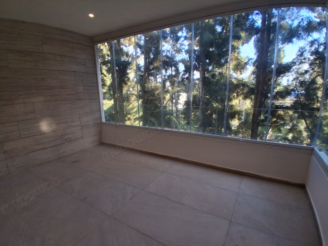 Appartement à louer à Souissi. 2 chambres. Porte blindée et résidence sécurisée